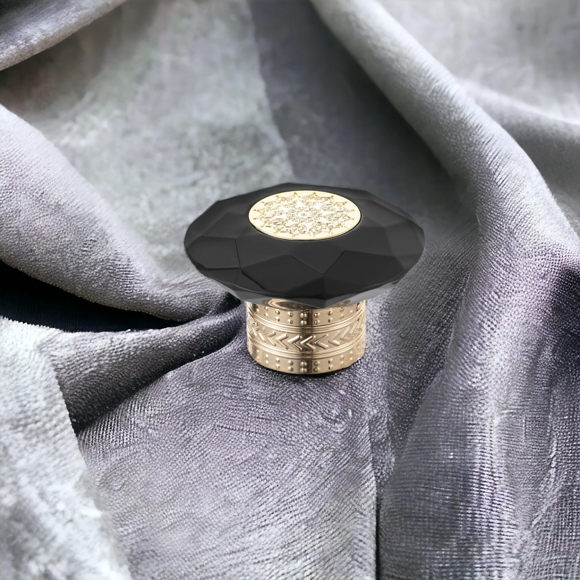 Merito Perfume Cap view 2